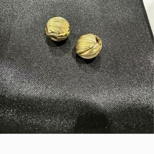 One pandora gold plated clip